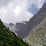 Regard en haut, vers le petit refuge de l'Aigle, perché sur les rochers de l'Homme