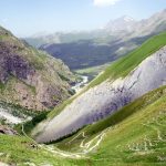 La vallée en aval : un subtil mélange de prés et de schiste