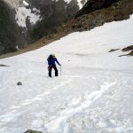La montée dans les dernières pentes de neige avant le refuge