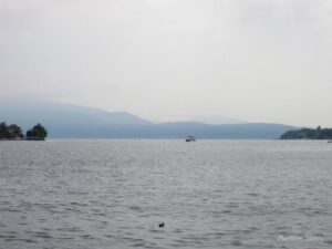 Bateau sur l'immensité du Lac de Garde (Italie)