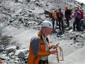 Apprentissage des techniques de montagne lors d'écoles de neige et de glace