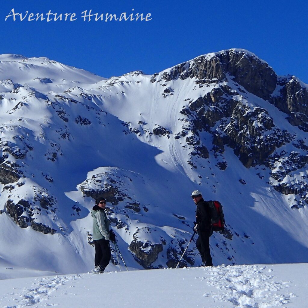 raquettistes sur fond de sommets enneigés dans le massif de la Vanoise