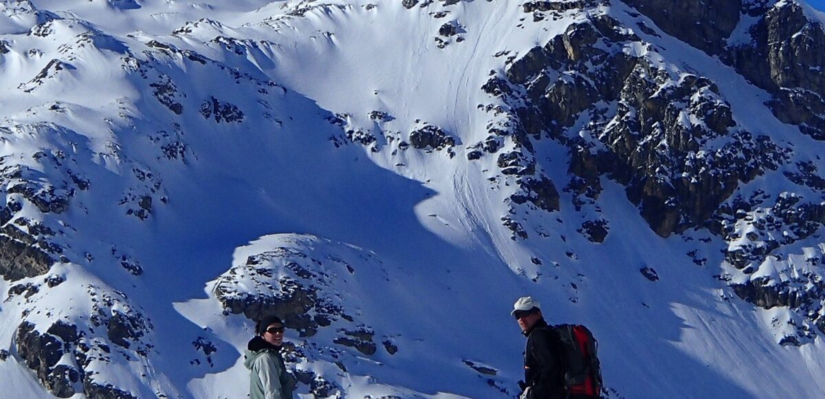 raquettistes sur fond de sommets enneigés dans le massif de la Vanoise