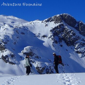 raquettistes sur fond de sommets enneigés dans le massif de la Vanoise