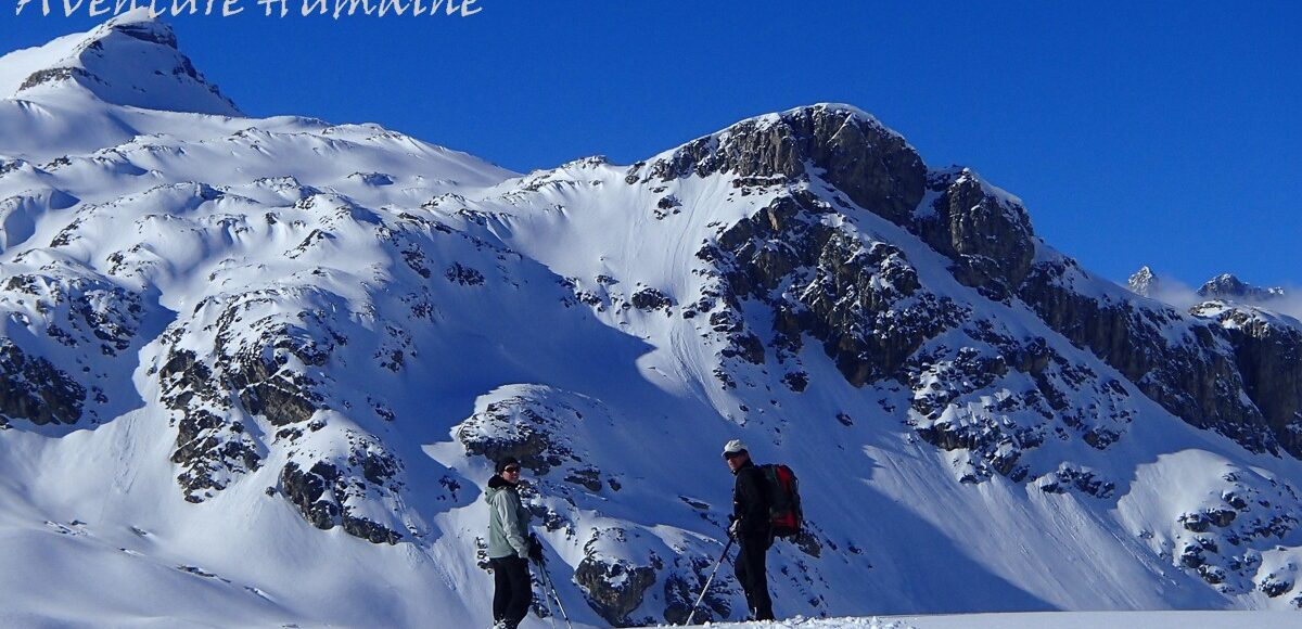 randonneurs à raquette devant un sommet enneigé dans le massif de la Vanoise
