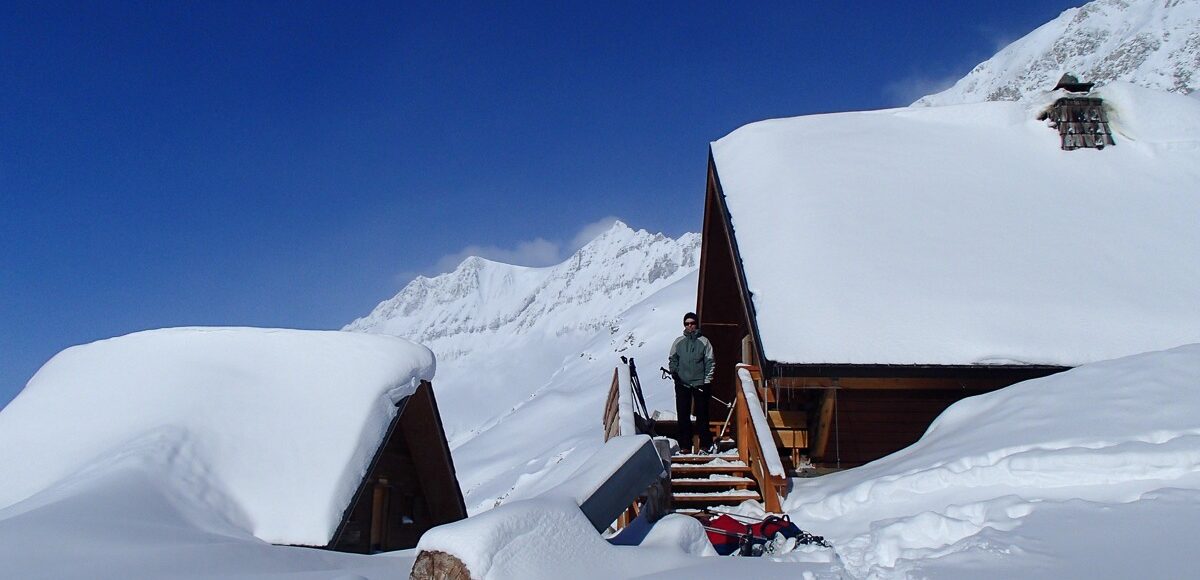 refuge de la leisse sous la neige, durant la traversée de la Vanoise en raquettes
