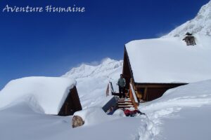 refuge de la leisse sous la neige, durant la traversée de la Vanoise en raquettes