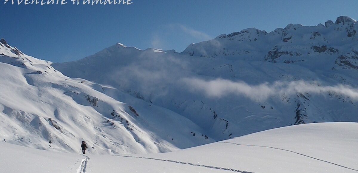 Randonneur en raquettes sur le tour du Beaufortain en hiver