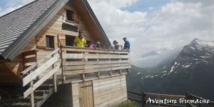 randonneurs sur la terrasse d'un refuge de montagne non gardé, dans le parc de la vanoise