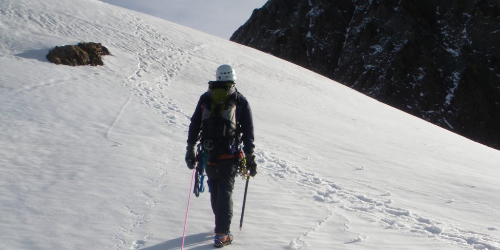 Alpiniste évoluant sur un glacier en haute montagne
