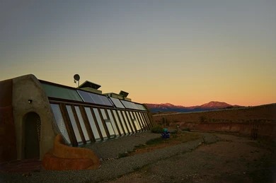 Earthship ou géonef au lever de soleil