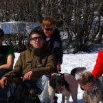 Groupe de randonneurs avec chiens