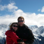 Couple en randonnée raquettes en montagne