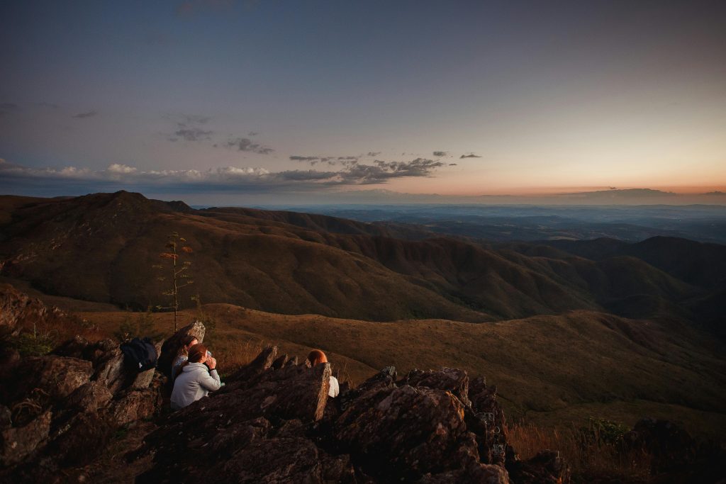 Randonneurs regardant un coucher de soleil : une activité paisible et contemplative