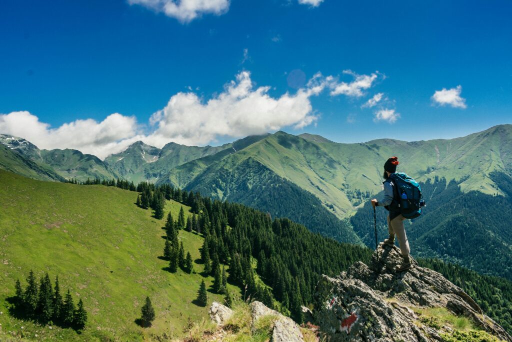 Randonnée et trail running se déroulent dans un environnement montagnard, mais avec des approches bien différentes