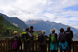 Groupe de randonneurs sur un belvédère, sur le chemin du petit bonheur, entre Modane et la redoute Marie-Thérèse