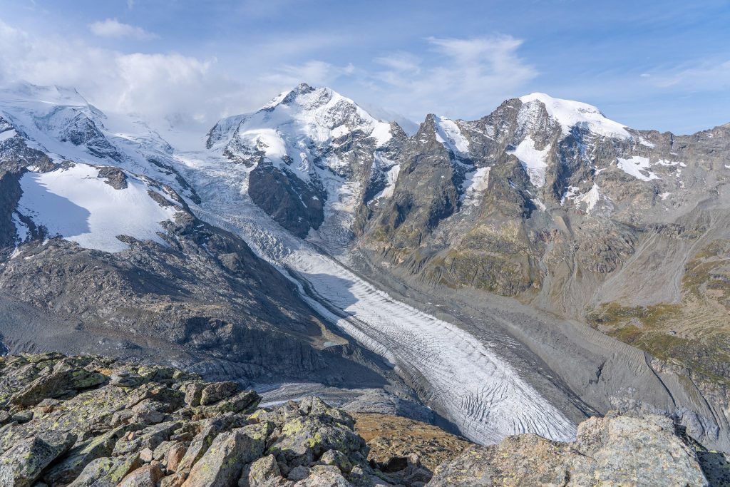 Paysage de montagnes avec un glacier et des neiges éternelles sur les sommets