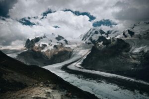Vue sur le glacier de Gorner, en Suisse. Sommets dans les nuages à l'arrière-plan