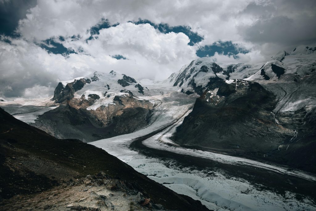 Vue sur le glacier de Gorner, en Suisse. Sommets dans les nuages à l'arrière-plan