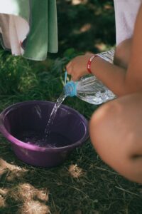 bassine en plastique dans un jardin : un piège mortel pour les animaux
