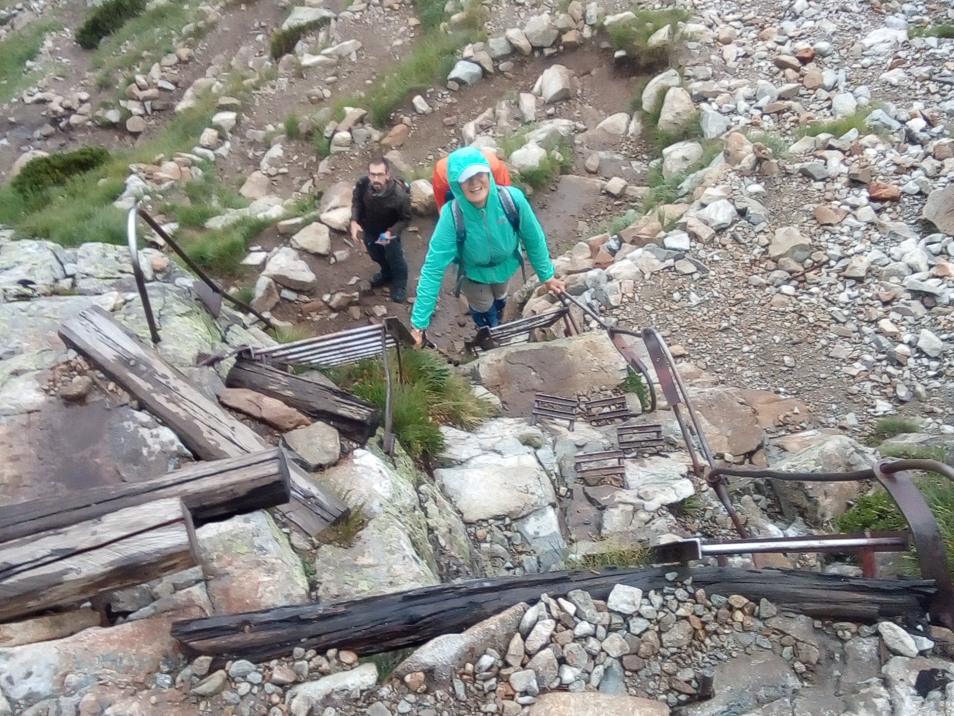 personnes en train de monter sur les échelles métalliques situées sur la randonnée au Lac Blanc