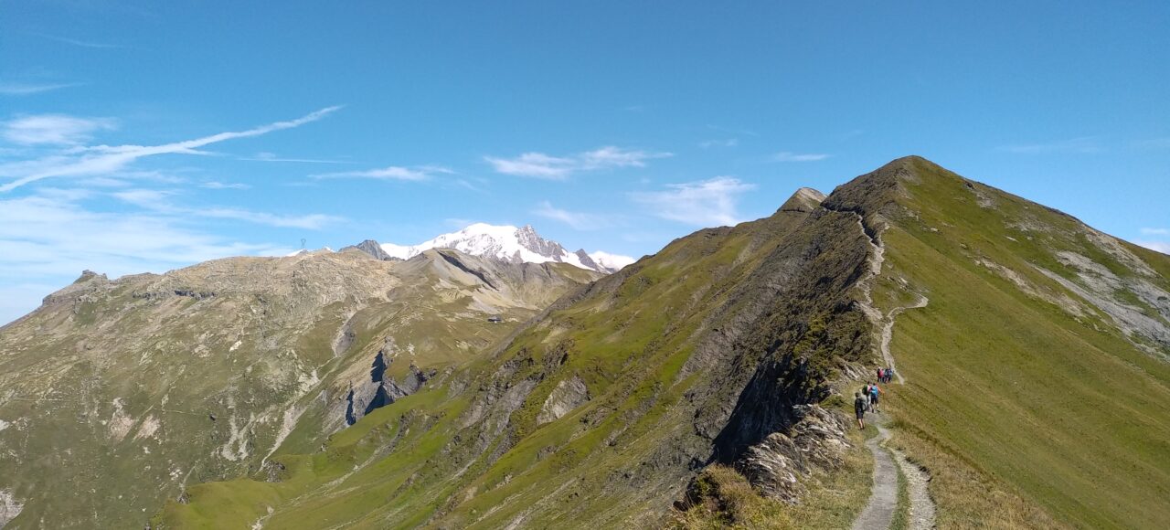 La crête des Gittes, célèbre itinéraire du Beaufortain, avec au fond le Mont-Blanc