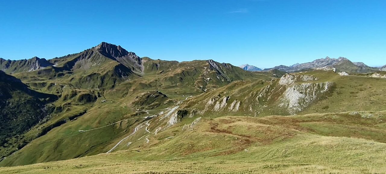 Paysage d'alpages typique que l'on parcours lors d'une randonnée dans le Beaufortain