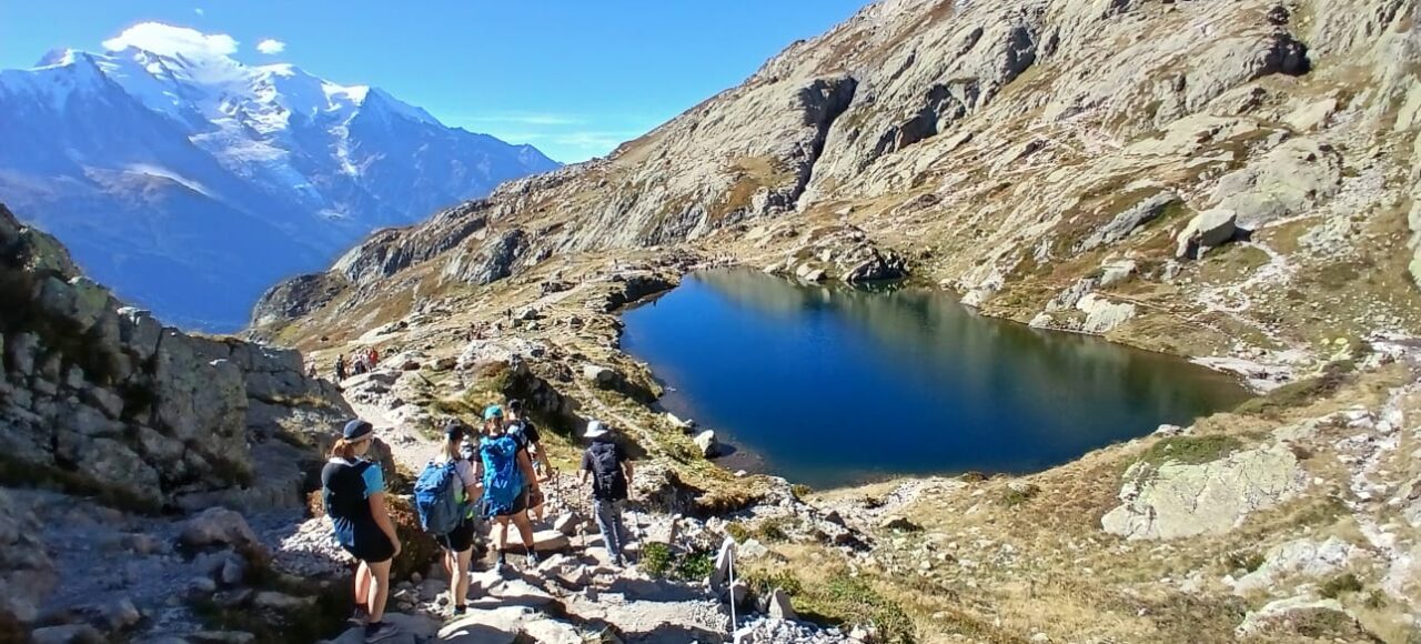 Lac des Cheserys (au premier plan) et Massif du Mont-Blanc (au fond)