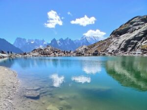 Randonnée au Lac blanc (massif des aiguilles rouges) avec les Aiguilles de Chamonix en arrière plan