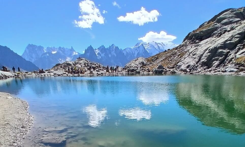 Randonnée au Lac blanc (massif des aiguilles rouges) avec les Aiguilles de Chamonix en arrière plan