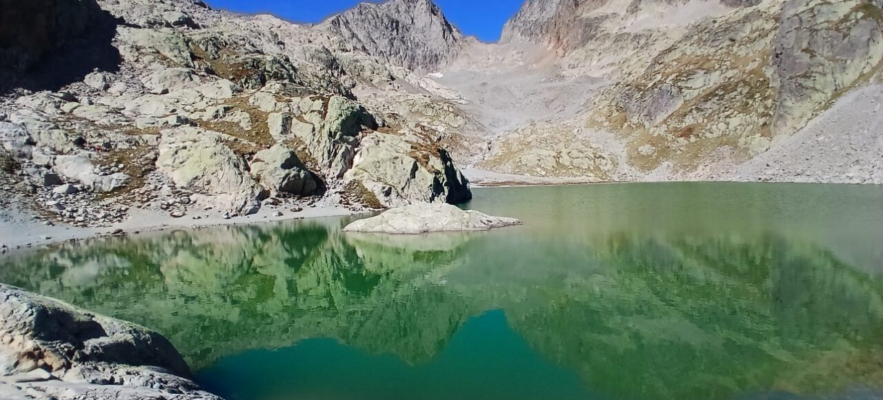 Lac blanc supérieur, devant les aiguilles rouges : aiguille crochue et aiguille du belvédère