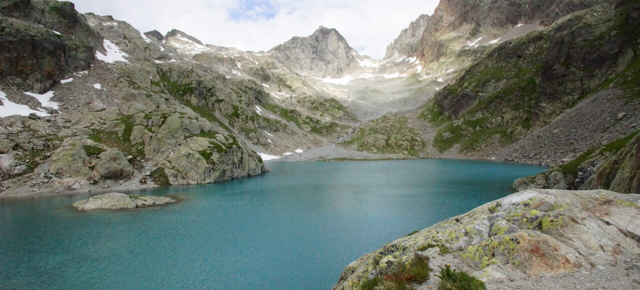 Lac blanc en début de saison, avec des névés tardifs