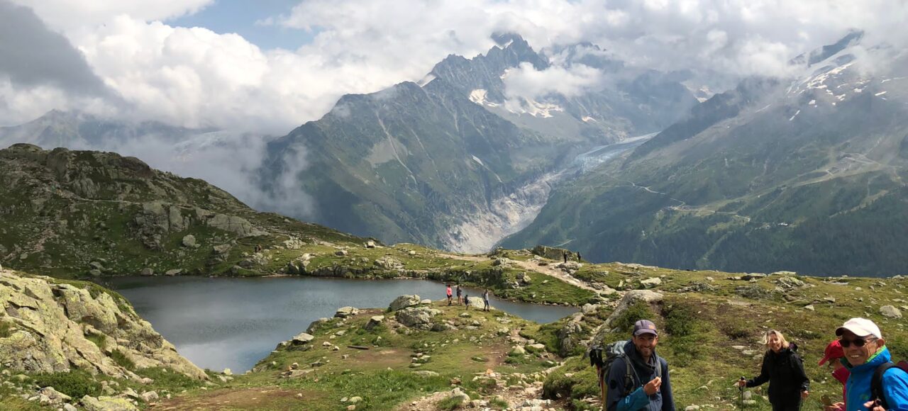Lac de chaserys sur fond de montagnes et de nuages