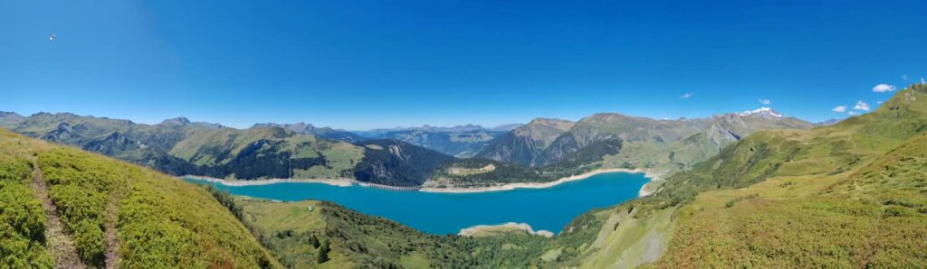 Vue panoramique sur les alpages et le lac de Roselend dans le Beaufortain