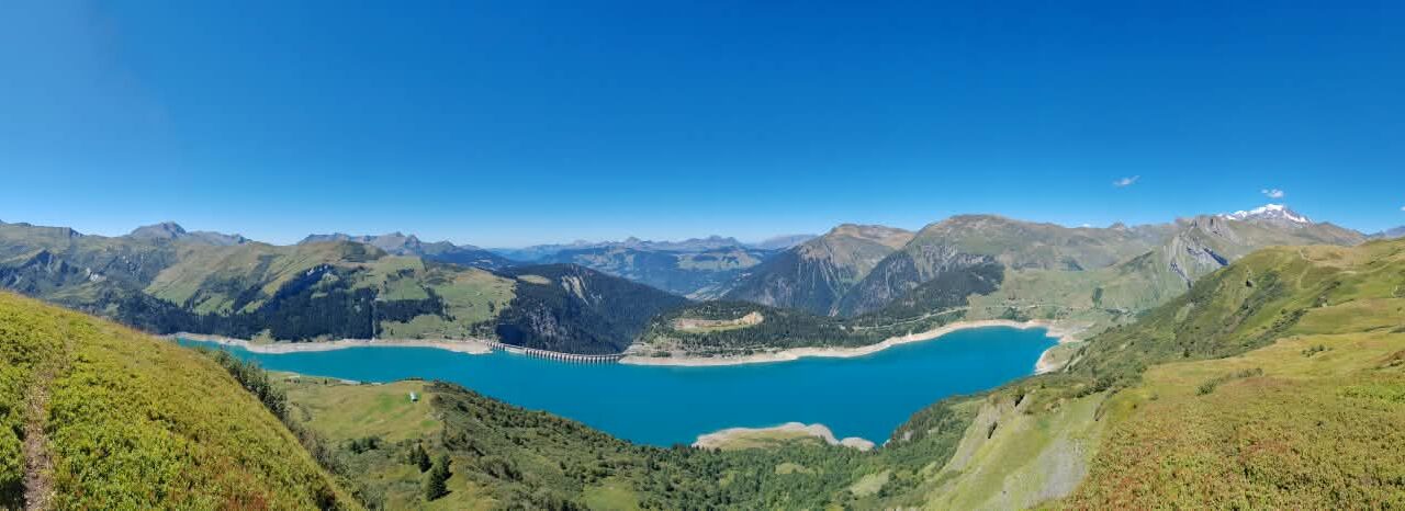 Vue panoramique sur les alpages et le lac de Roselend dans le Beaufortain