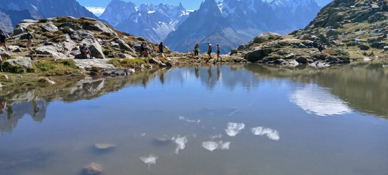 Lac et randonneurs devant les aiguilles de Chamonix