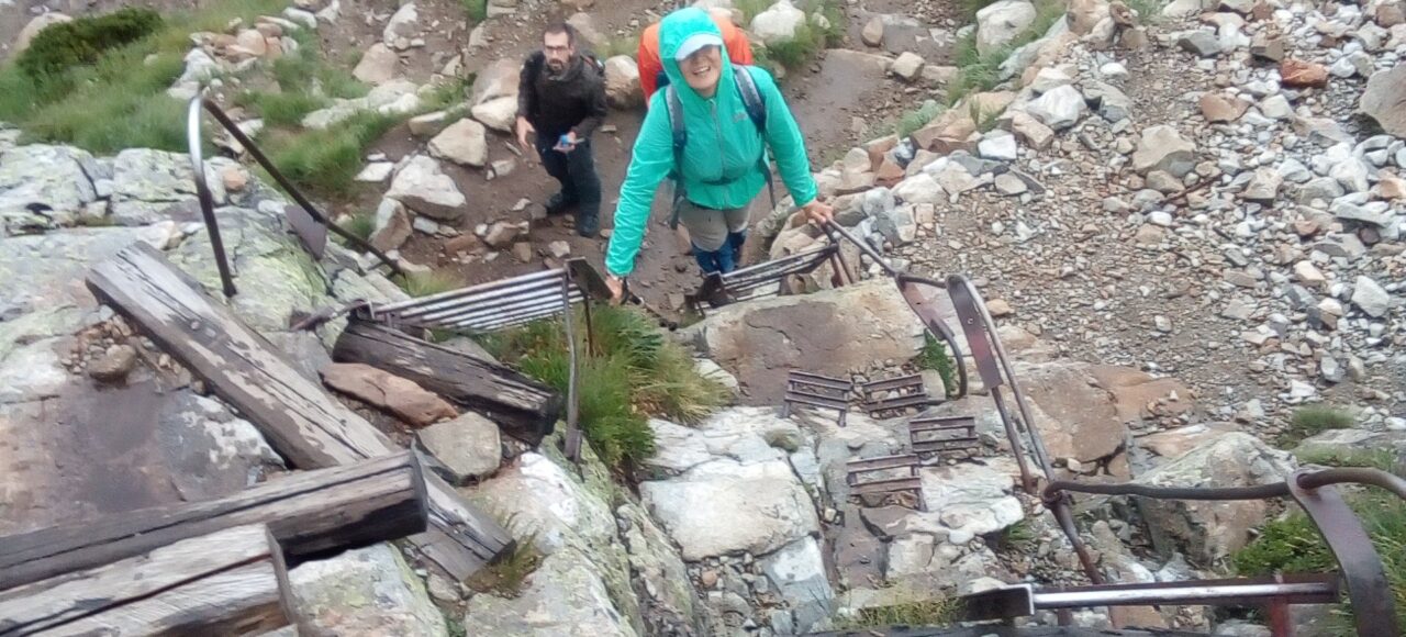 personnes en train de monter sur les échelles métalliques situées sur la randonnée au Lac Blanc