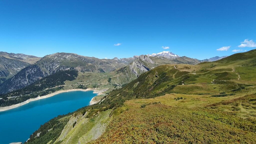 Paysages du Beaufortain, avec le lac de Roselend au premier plan, et le Mont-Blanc en toile de fond
