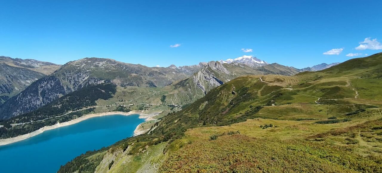 Paysages du Beaufortain, avec le lac de Roselend au premier plan, et le Mont-Blanc en toile de fond