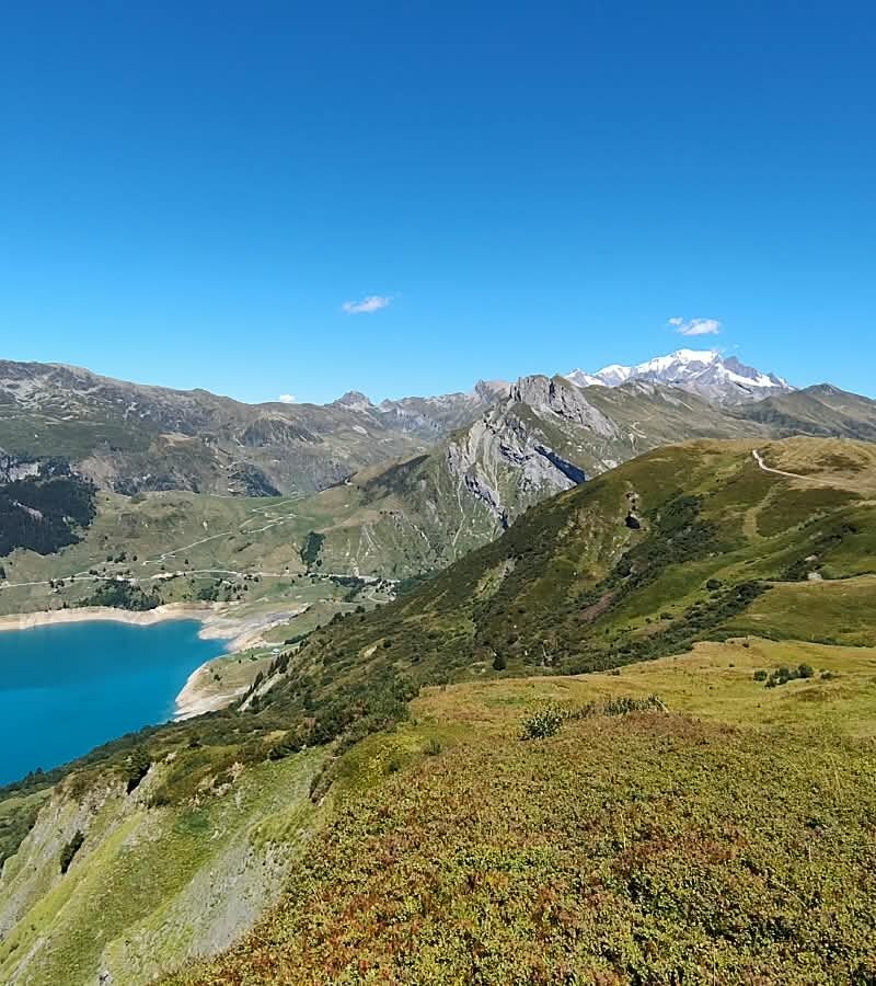 Paysages du Beaufortain, avec le lac de Roselend au premier plan, et le Mont-Blanc en toile de fond