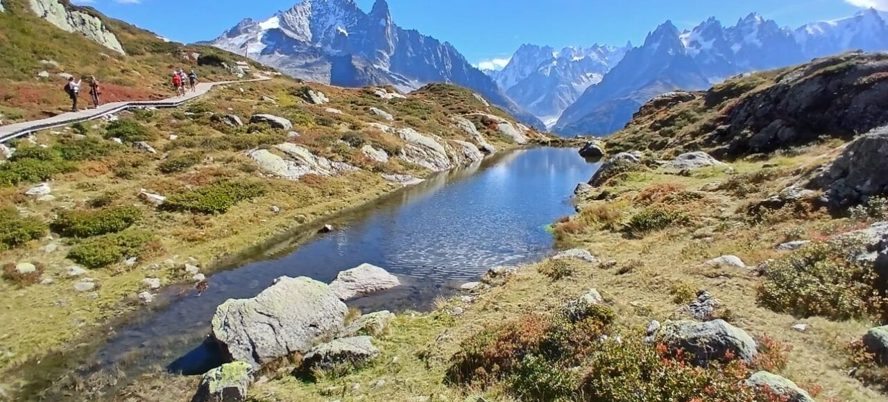 petit lac reflétant l'aiguille verte et les aiguilles de chamonix