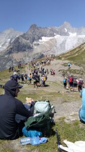 Exemple de site montagnard surfréquenté avec de nombreux touristes au col