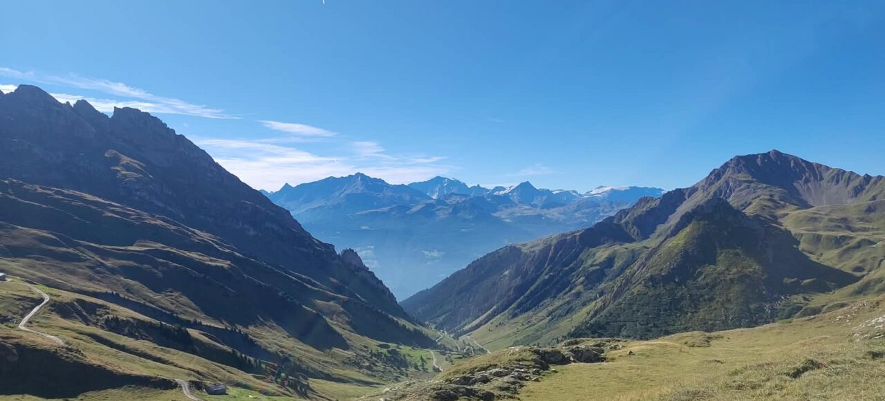 paysage de randonnée dans le Beaufortain, avec vue sur le massif de la Vanoise