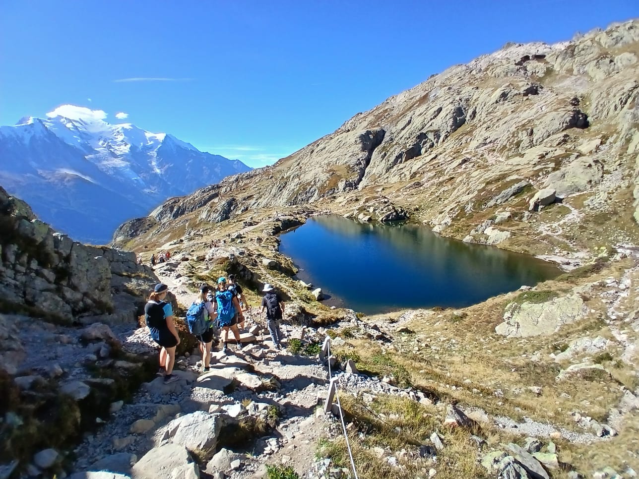 Lac des Cheserys (au premier plan) et Massif du Mont-Blanc (au fond)