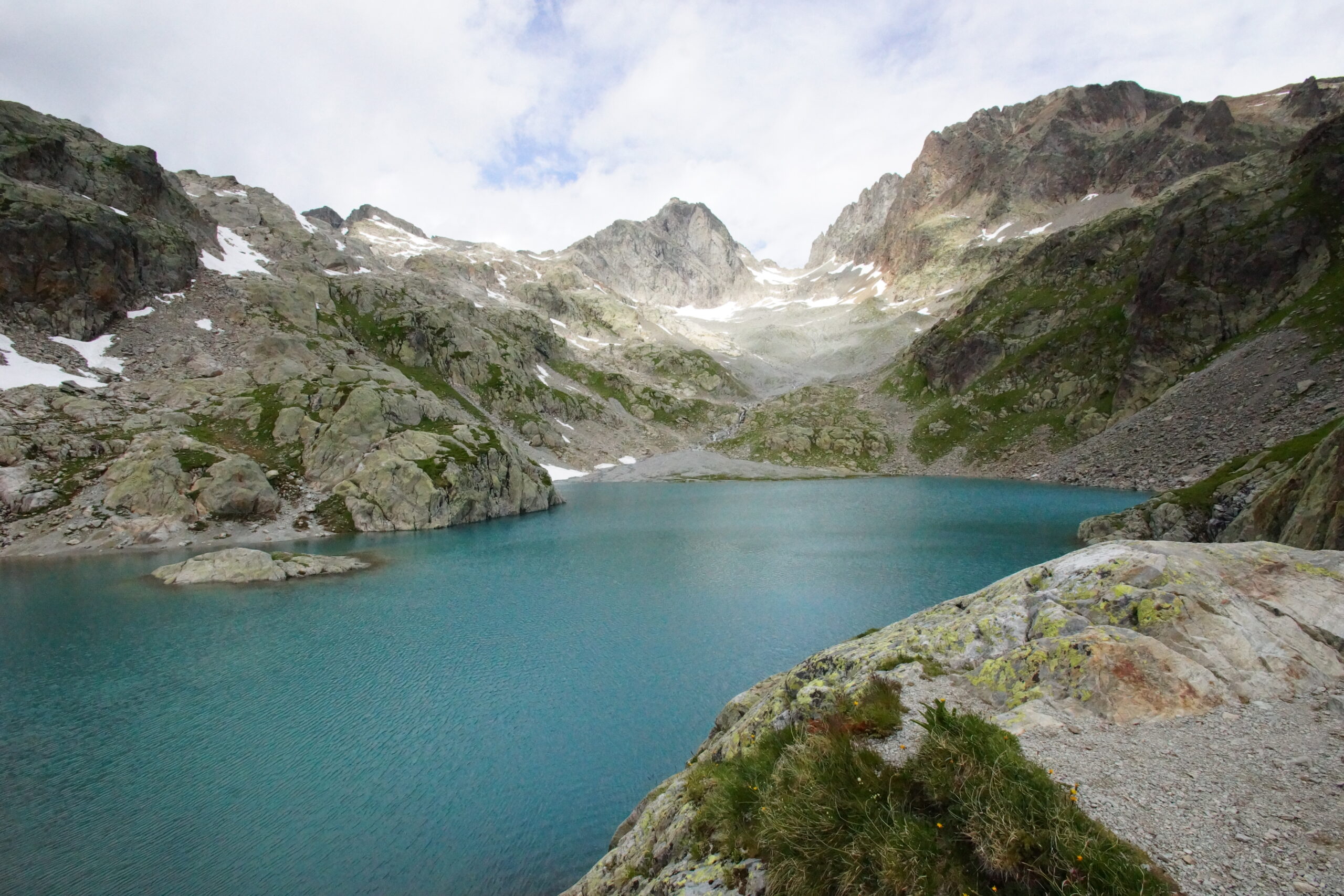 Lac blanc en début de saison, avec des névés tardifs