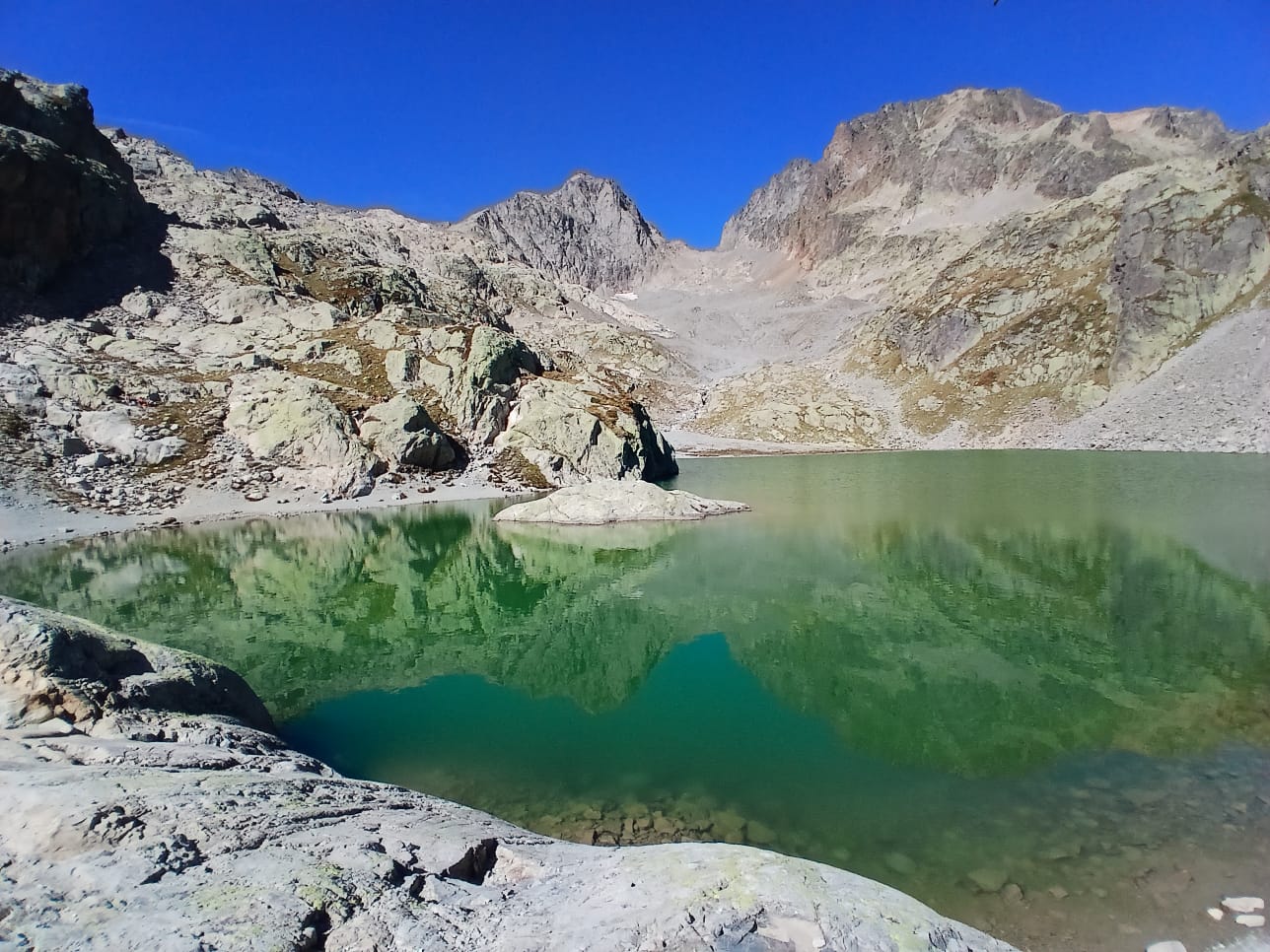 Lac blanc supérieur, devant les aiguilles rouges : aiguille crochue et aiguille du belvédère
