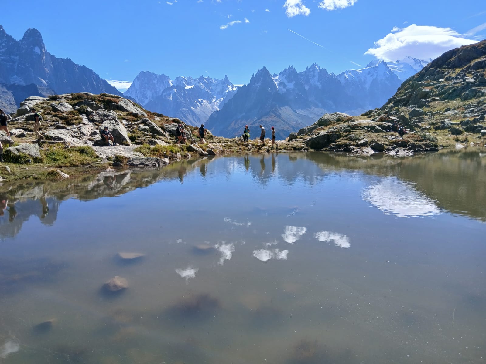 Lac et randonneurs devant les aiguilles de Chamonix