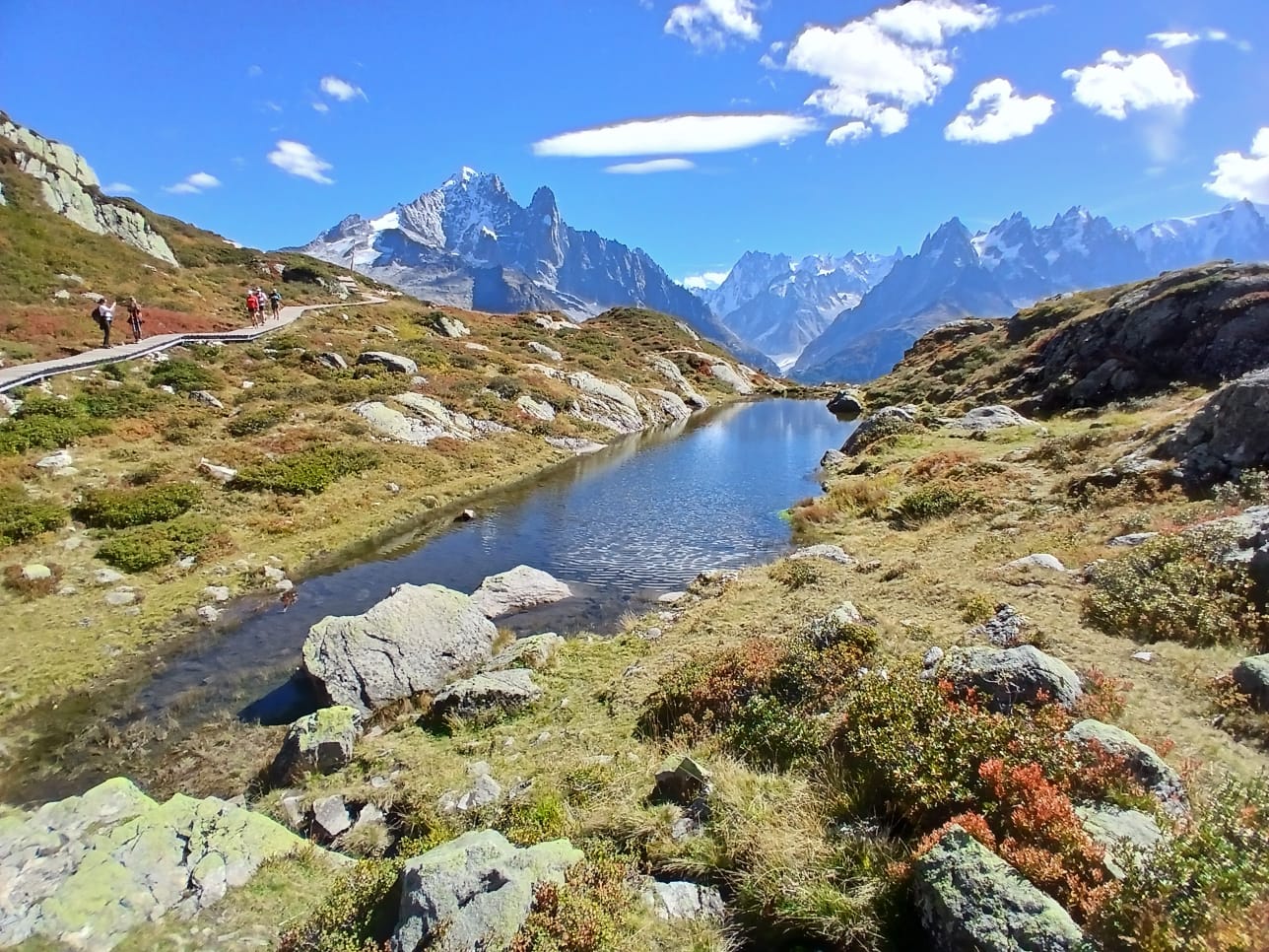 petit lac reflétant l'aiguille verte et les aiguilles de chamonix